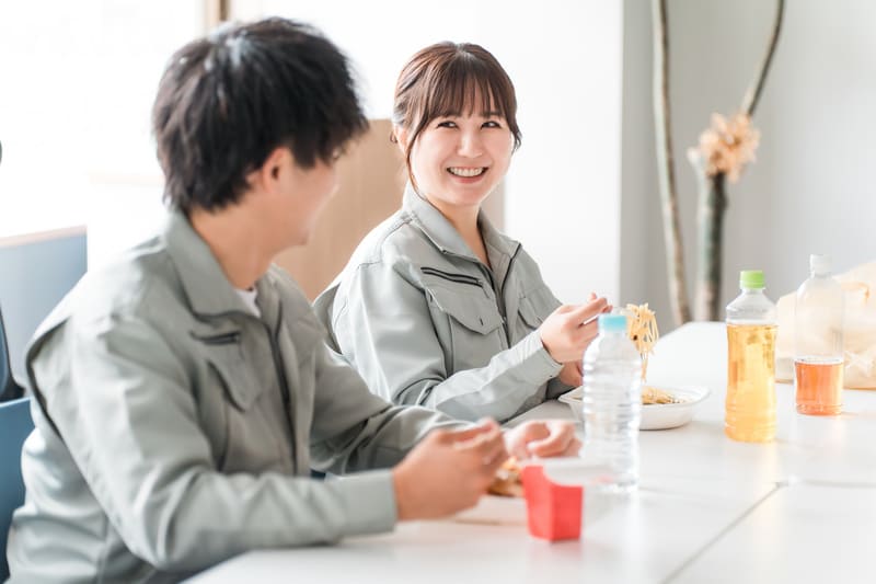 食事補助の非課税上限が7,500円に引き上げ！改正の背景や注意点を解説
